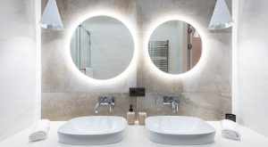 Aké osvetlenie potrebuje vaša kúpeľna? Stavte na funkčnosť aj dizajn
