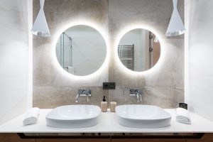 Aké osvetlenie potrebuje vaša kúpeľna? Stavte na funkčnosť aj dizajn