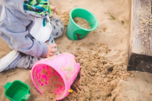Čo by malo mať detské ihrisko na záhrade