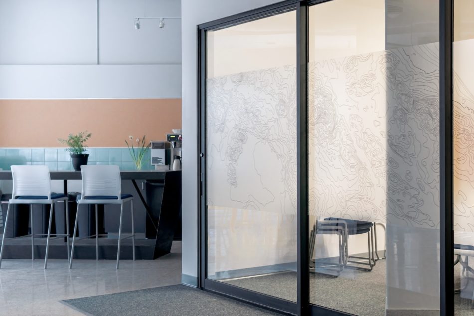 Prečo zvoliť do malého bytu zvoliť sklenené dvere? Presvetlia priestor a opticky ho zväčšia