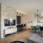 Predelenie priestoru kuchyne s jedálňou vďaka tehlovému obkladu London Light od Rustique.sk