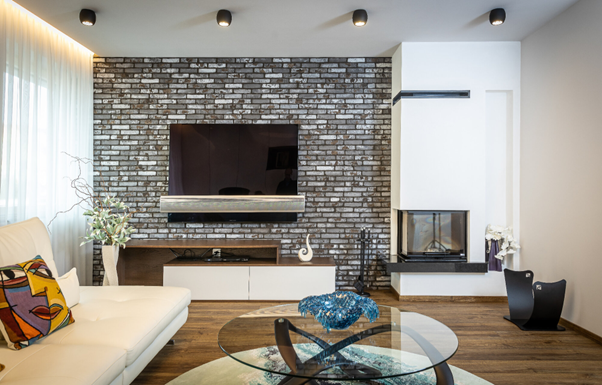 Alt: Kontrastná tehlová stena v obývačke prepája nové s tradičným aj vďaka tehlovému obkladu od Rustique.sk