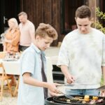 Gril na drevené uhlie.