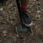 Príprava stavebného priestoru na inštaláciu plastovej vodomernej šachty.