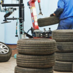 Porovnanie kvalitných protektorov a nekvalitných falzifikátov na pneumatike.