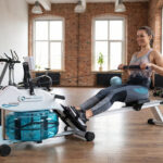 Domáci tréning na fitness stroji v obývačke počas cvičenia