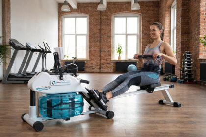 Domáci tréning na fitness stroji v obývačke počas cvičenia