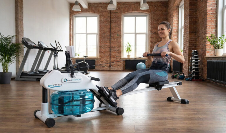 Domáci tréning na fitness stroji v obývačke počas cvičenia