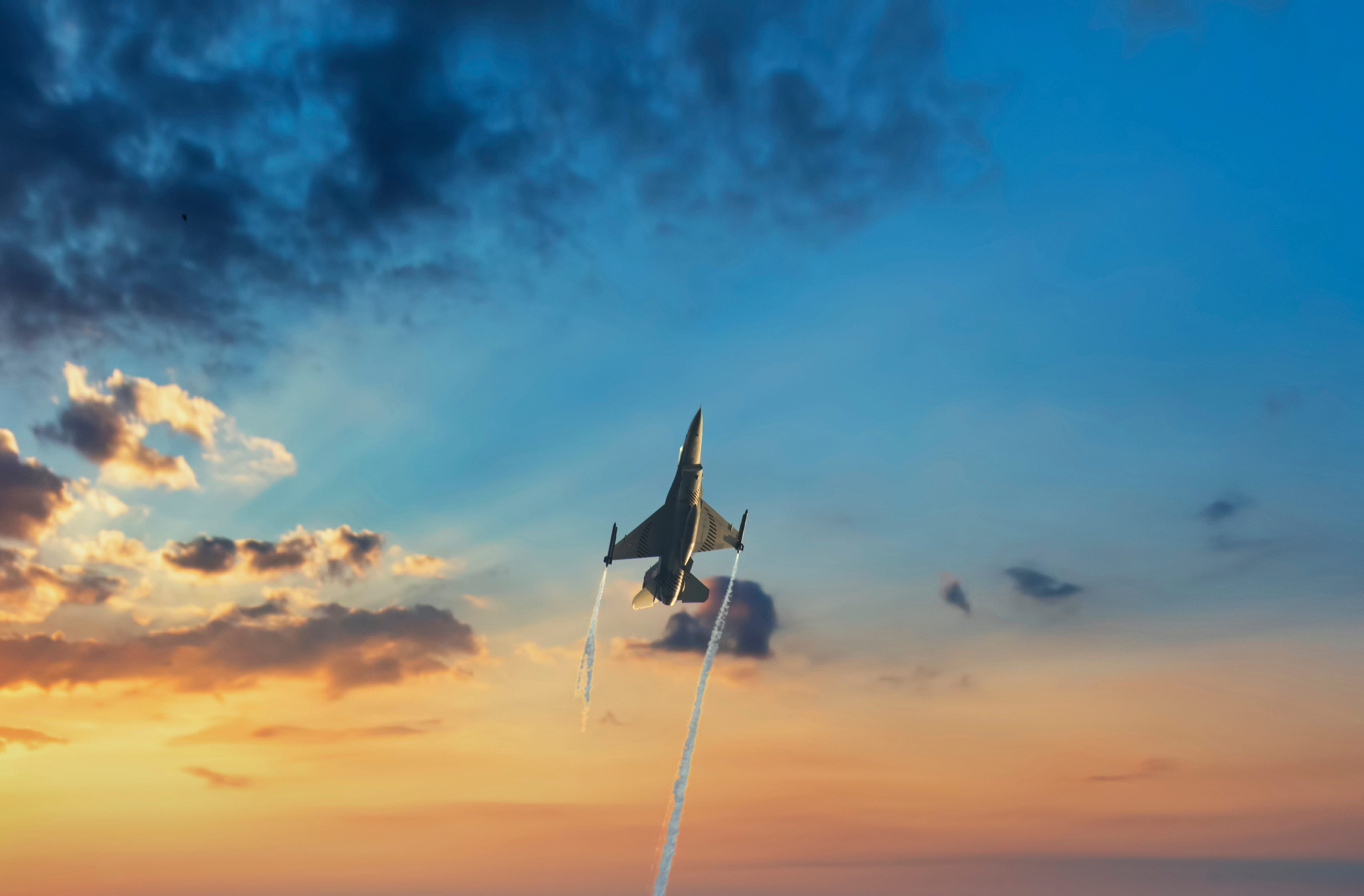 Prúdová stíhačka počas vzletu z letiskovej dráhy v slnečnom počasí.