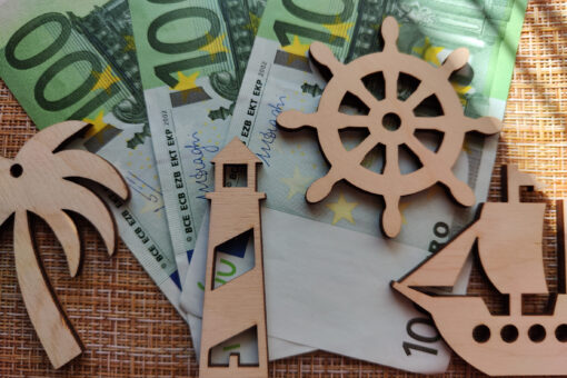 Plachetnica na mori počas pokojnej plavby.