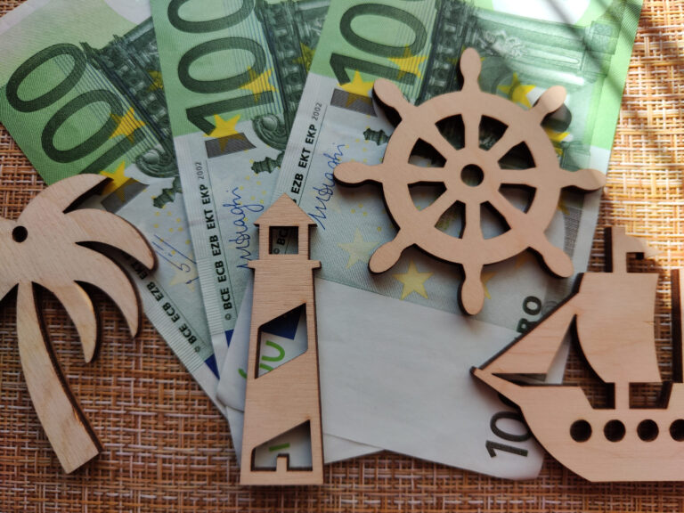 Plachetnica na mori počas pokojnej plavby.