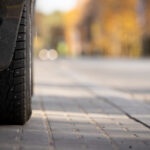 Koleso auta po náraze do obrubníka s možným poškodením geometrie
