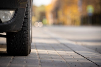 Koleso auta po náraze do obrubníka s možným poškodením geometrie