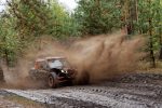 Štvorkolka jazdí v bahnitom teréne počas offroad jazdy.