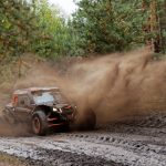 Štvorkolka jazdí v bahnitom teréne počas offroad jazdy.