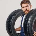 Auto jazdí po mestskej ceste s bežnou premávkou.