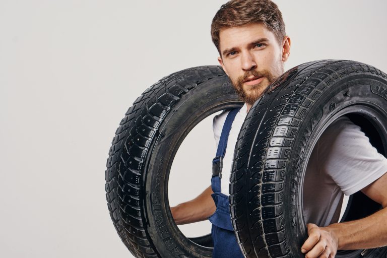 Auto jazdí po mestskej ceste s bežnou premávkou.