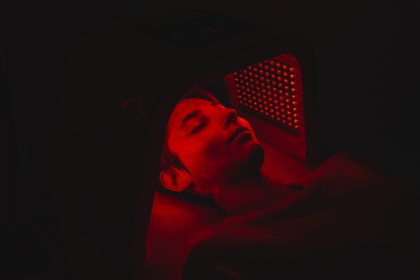 Osoba využíva red light terapiu na starostlivosť o pleť.