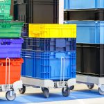 Plastové palety, prepravky a manipulačná technika používané v modernej skladovej logistike.