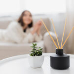 Aromadifuzér s esenciálnymi olejmi, levanduľou a citrusovými plodmi vytvára príjemnú atmosféru na relaxáciu v domácnosti.