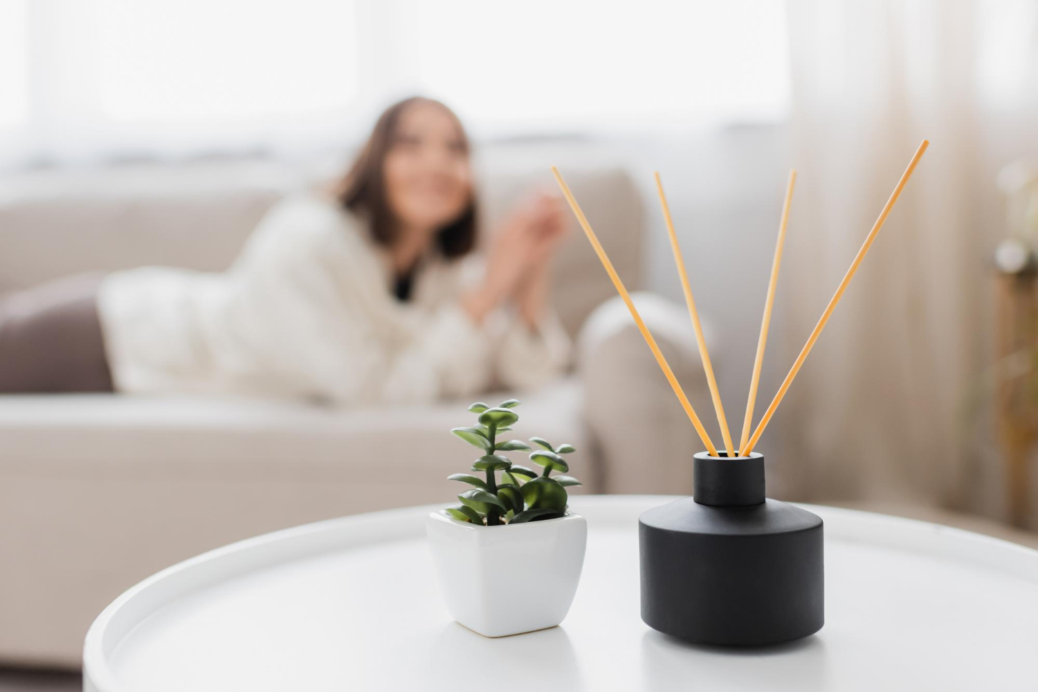 Aromadifuzér s esenciálnymi olejmi, levanduľou a citrusovými plodmi vytvára príjemnú atmosféru na relaxáciu v domácnosti.
