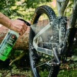 Čistenie pohonu bicykla pomocou čistiaceho prípravku a kefy na odstránenie nečistôt.
